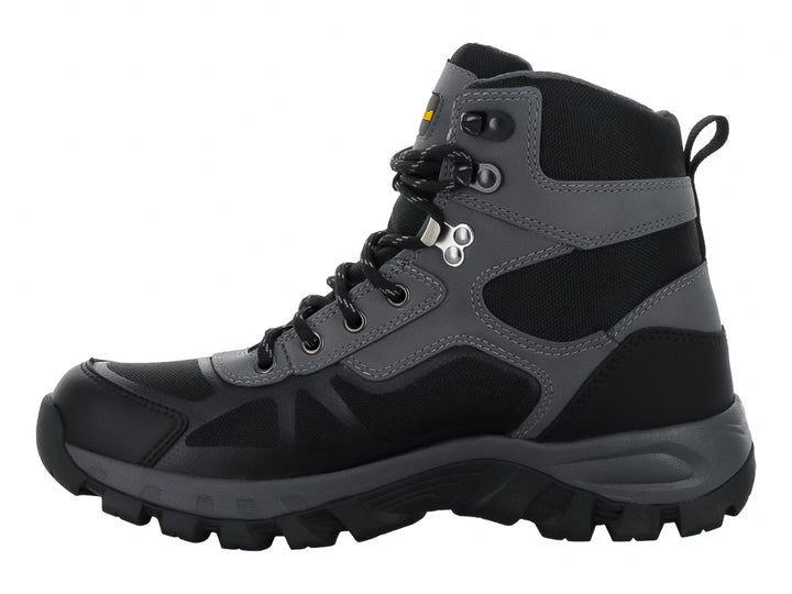 Bota deportiva Omar Castell en color negro y gris con suela robusta y cierre de cordones.