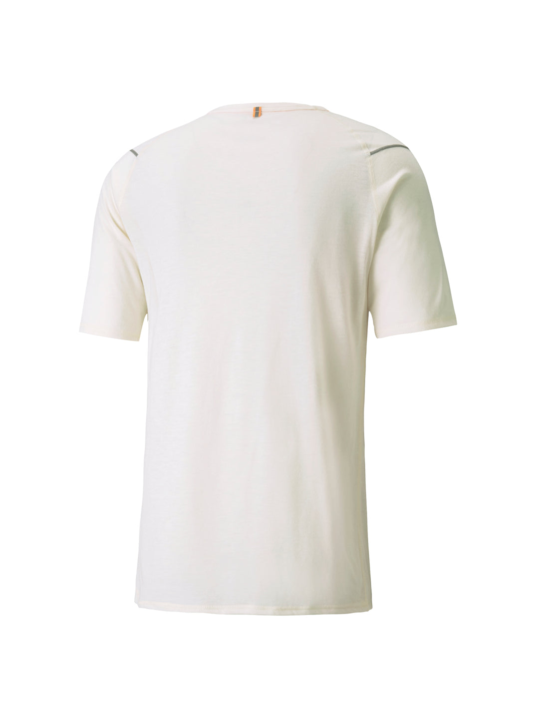 Hombre vistiendo camiseta deportiva PUMA de color marfil y shorts grises sobre fondo blanco.