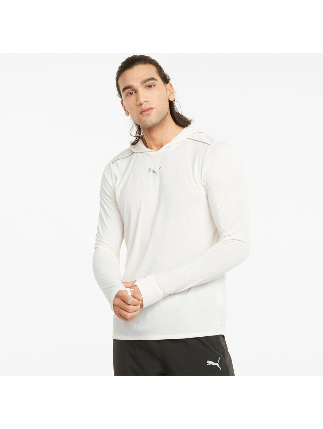 Hombre vistiendo sudadera deportiva PUMA de color ivory glow heather con capucha y manga larga.