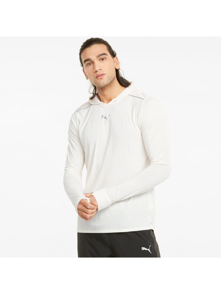 Hombre vistiendo sudadera deportiva PUMA de color ivory glow heather con capucha y manga larga.