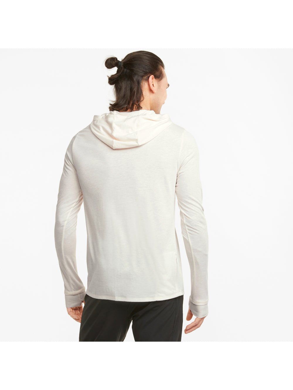 Hombre vistiendo sudadera deportiva PUMA de color ivory glow heather con capucha y manga larga.