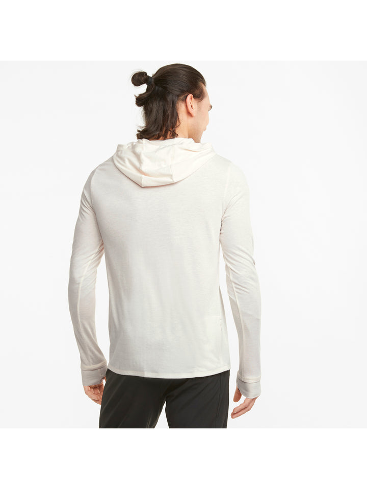 Hombre vistiendo sudadera deportiva PUMA de color ivory glow heather con capucha y manga larga.
