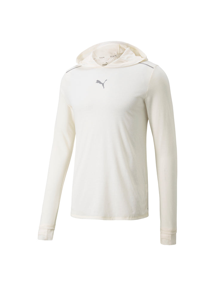 Hombre vistiendo sudadera deportiva PUMA de color ivory glow heather con capucha y manga larga.