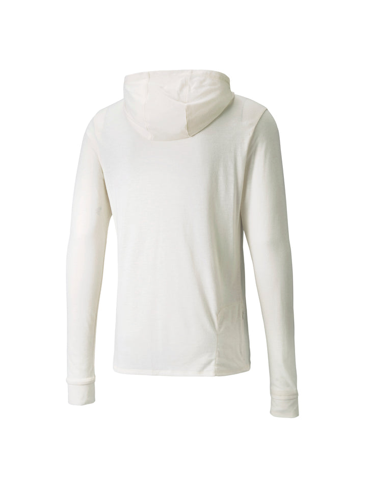 Hombre vistiendo sudadera deportiva PUMA de color ivory glow heather con capucha y manga larga.