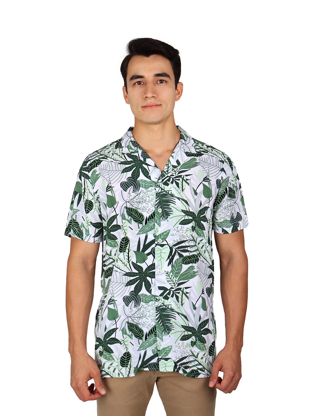 Hombre vistiendo camisa de manga corta blanca con estampado de hojas tropicales verdes.