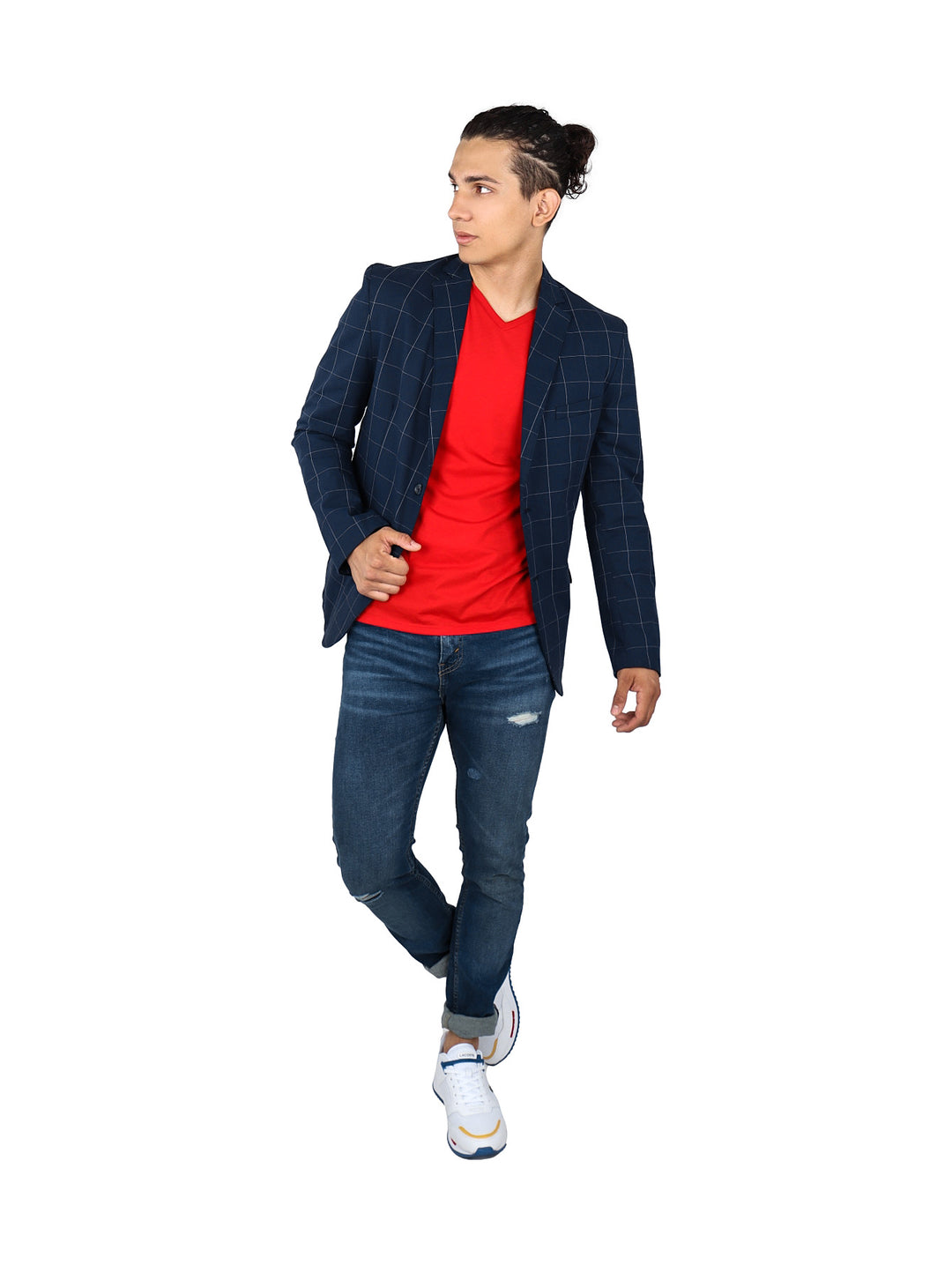 Hombre vistiendo un saco color marino con estampado de cuadros, playera roja y jeans azules.