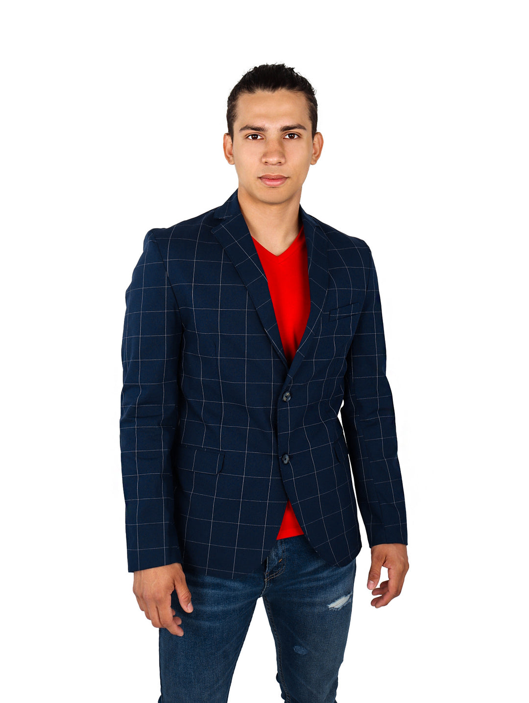 Hombre vistiendo un saco color marino con estampado de cuadros, playera roja y jeans azules.