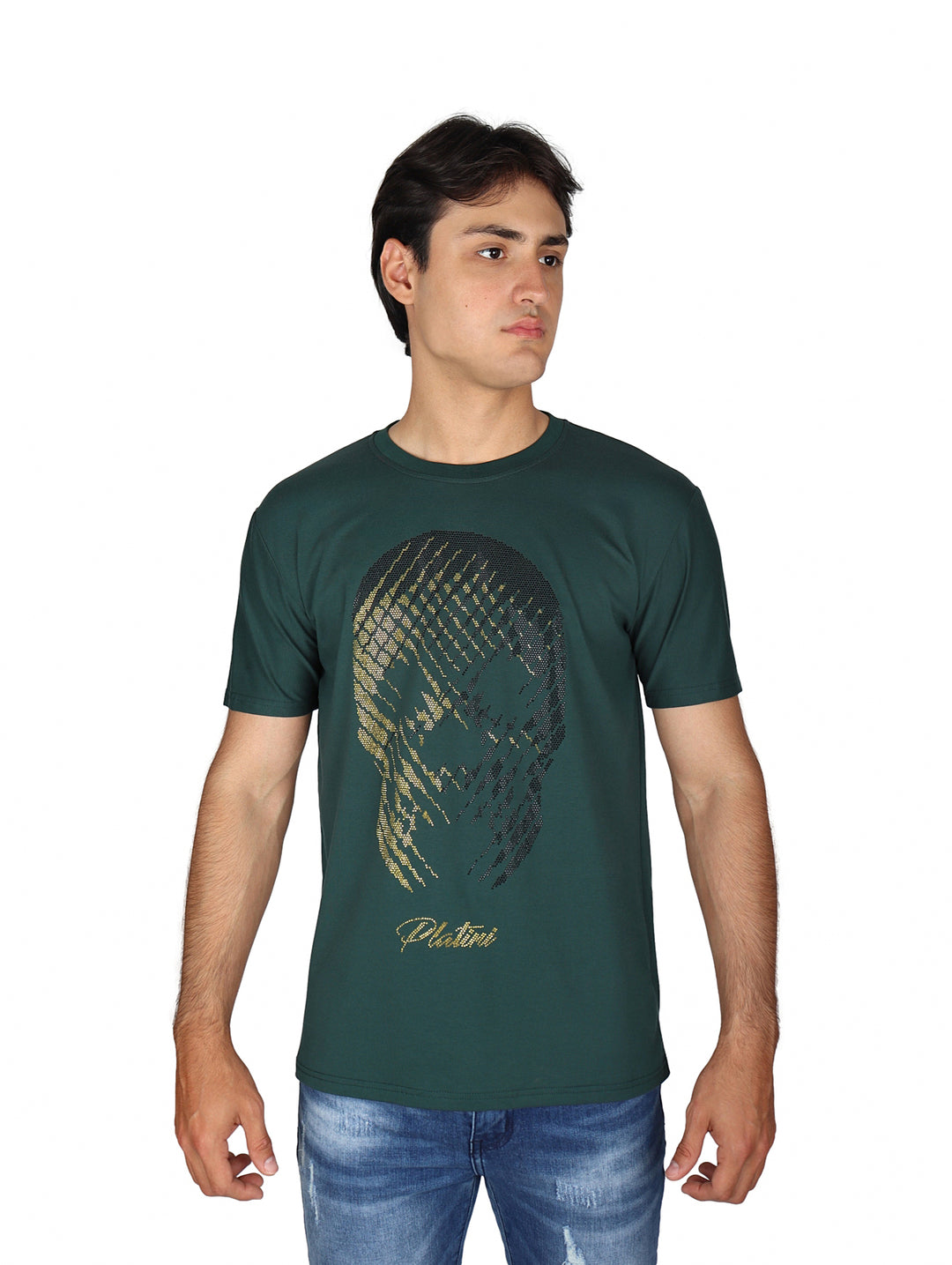 Hombre vistiendo playera color teal de manga corta con estampado dorado frontal de la marca Platini.