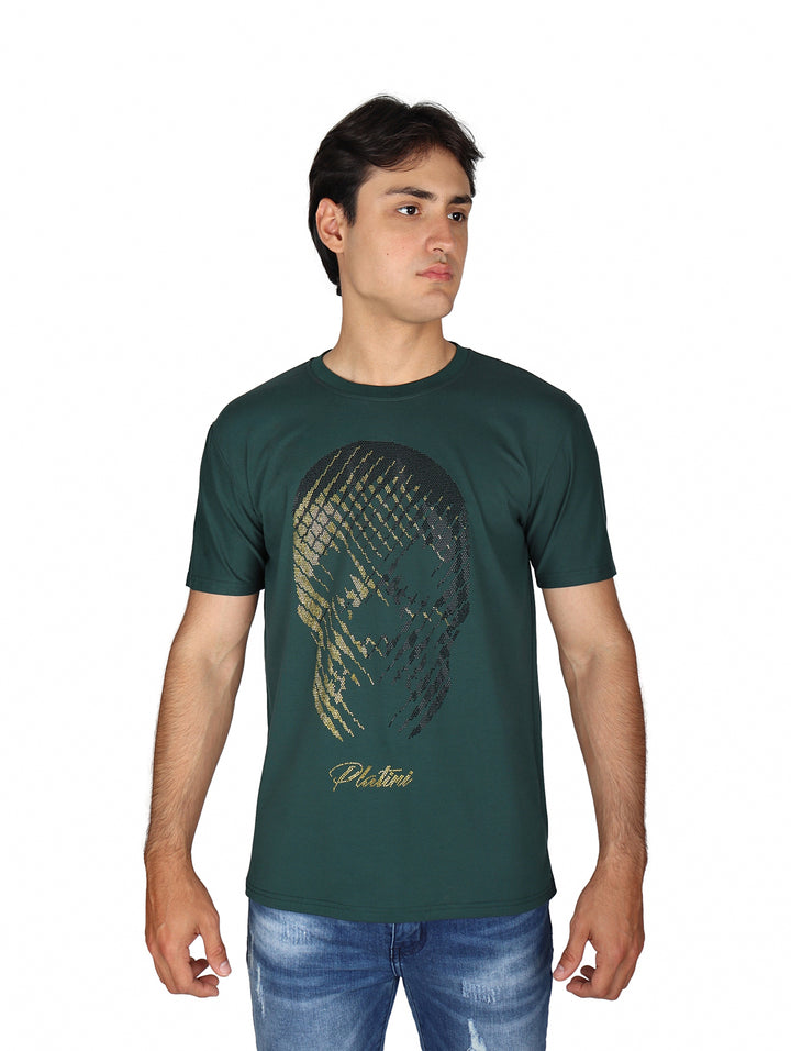 Hombre vistiendo playera color teal de manga corta con estampado dorado frontal de la marca Platini.