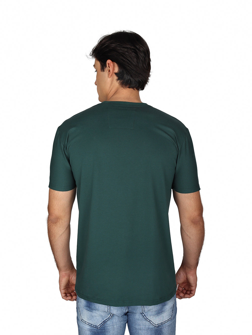 Hombre vistiendo playera color teal de manga corta con estampado dorado frontal de la marca Platini.