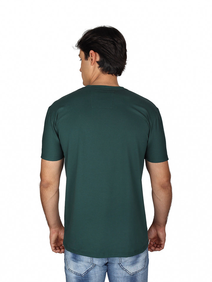 Hombre vistiendo playera color teal de manga corta con estampado dorado frontal de la marca Platini.