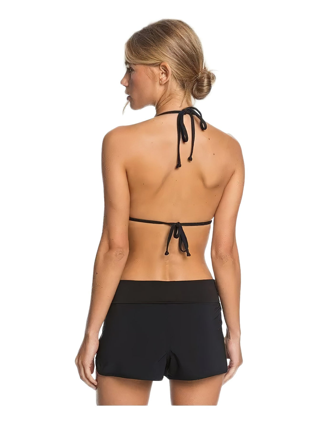 Mujer vistiendo pantalones cortos deportivos de color negro marca Roxy con logotipo circular plateado.