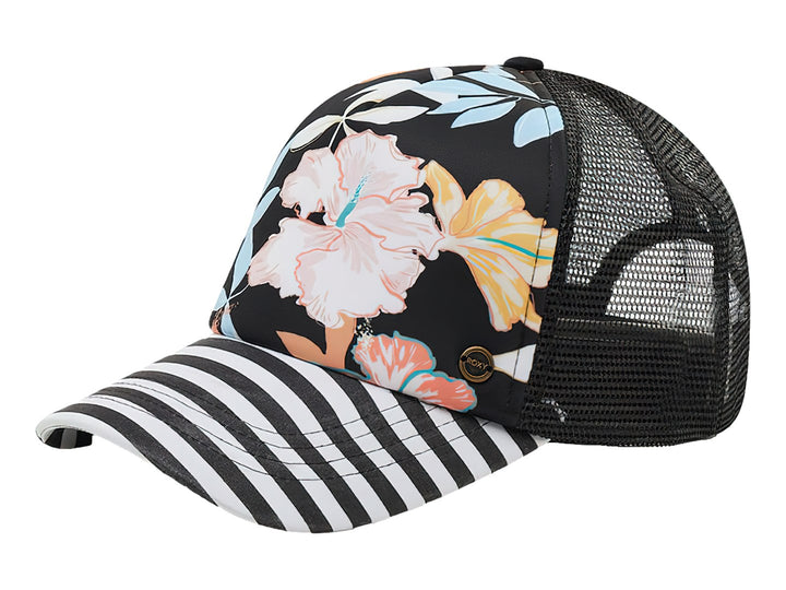 Gorra con estampado de flores tropicales en la corona y visera a rayas blancas y negras.