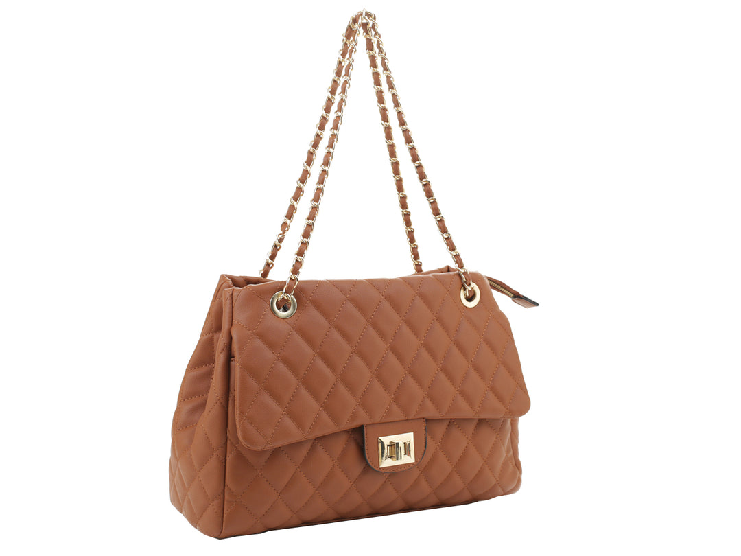 Bolso de hombro color marrón con diseño acolchado en rombos, asa de cadena dorada y cierre frontal metálico.