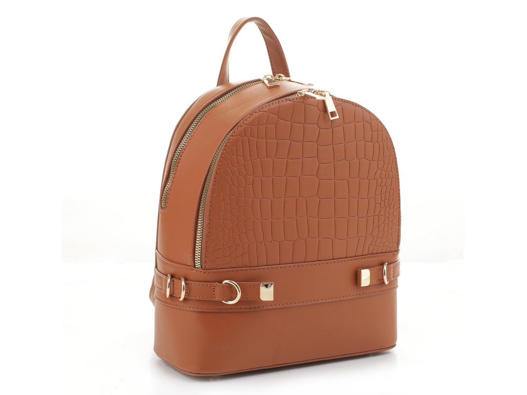 Mochila color marrón con textura de piel de cocodrilo y detalles en metal dorado.