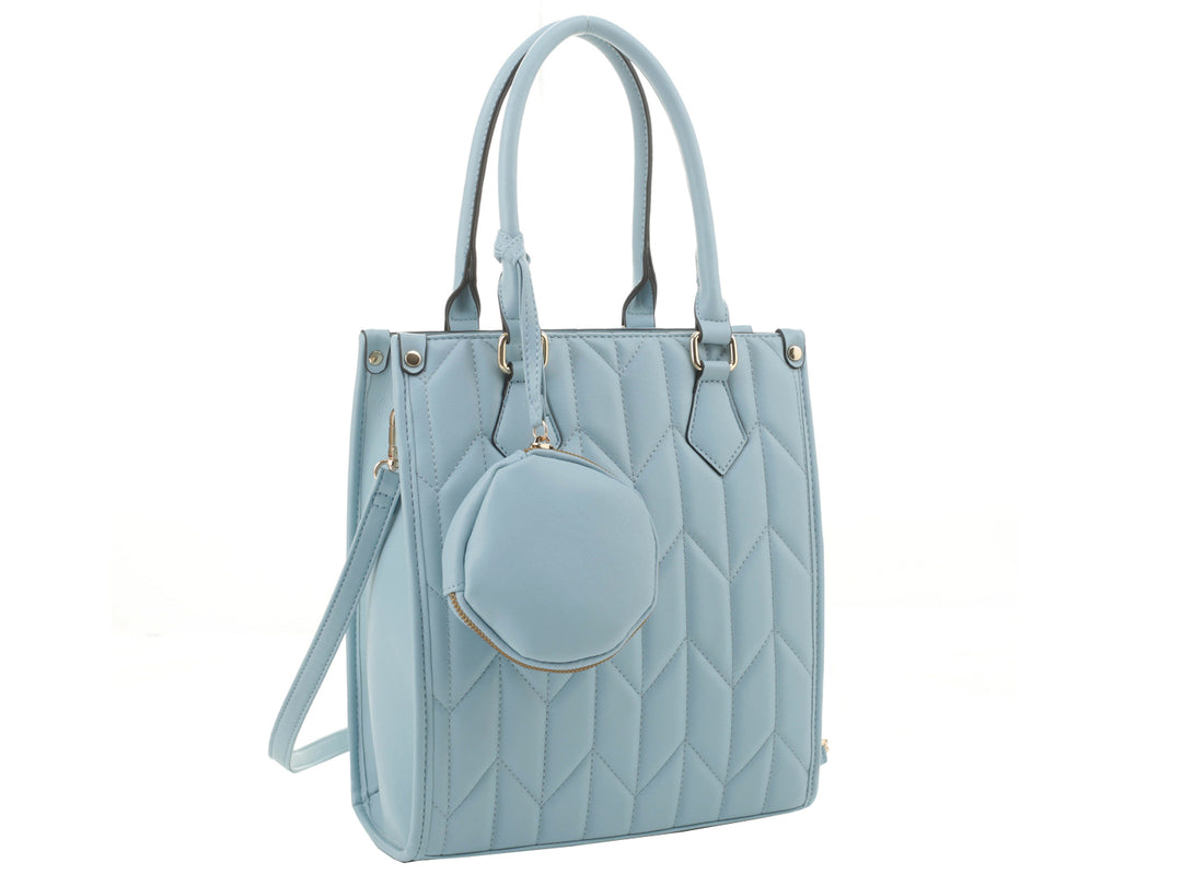Bolso de mano color azul claro con diseño acolchado y un pequeño estuche circular frontal.