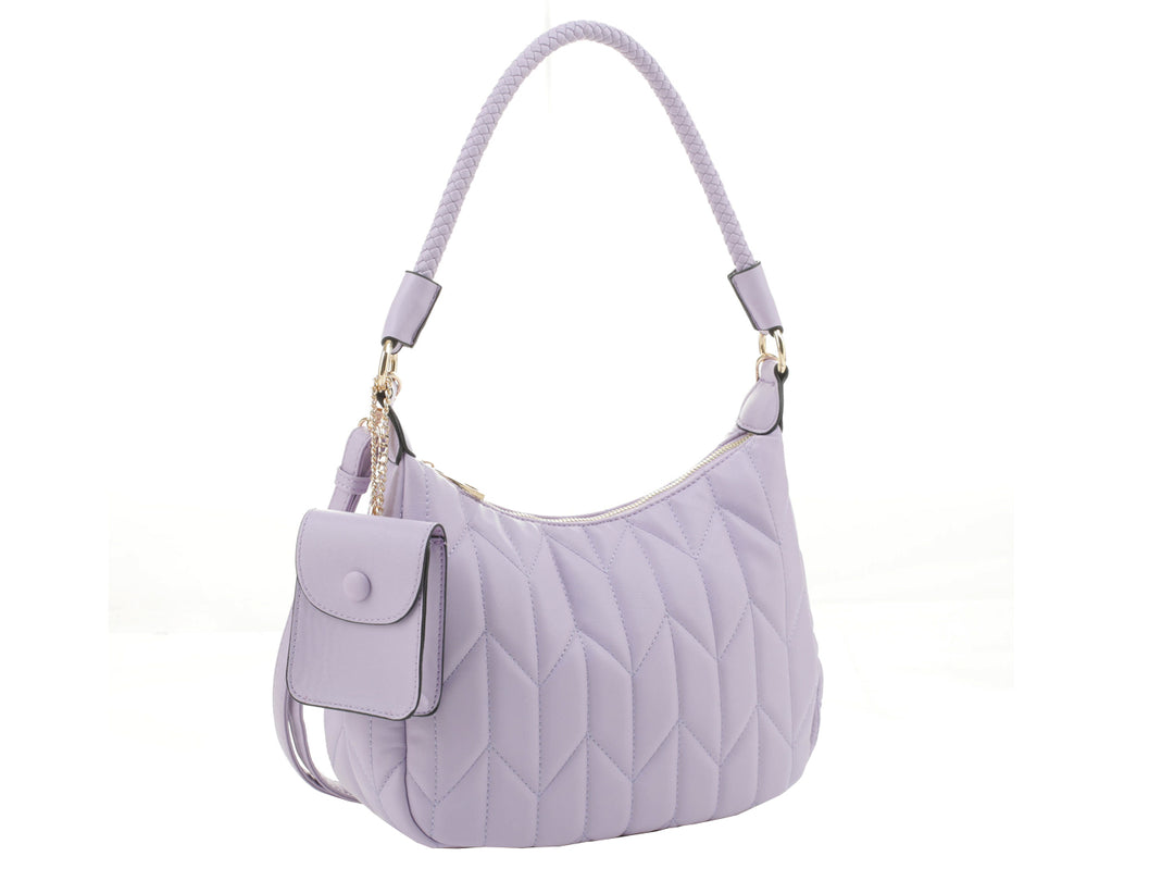 Bolso hobo color lila con textura acolchada, asa trenzada y un pequeño monedero acoplado.