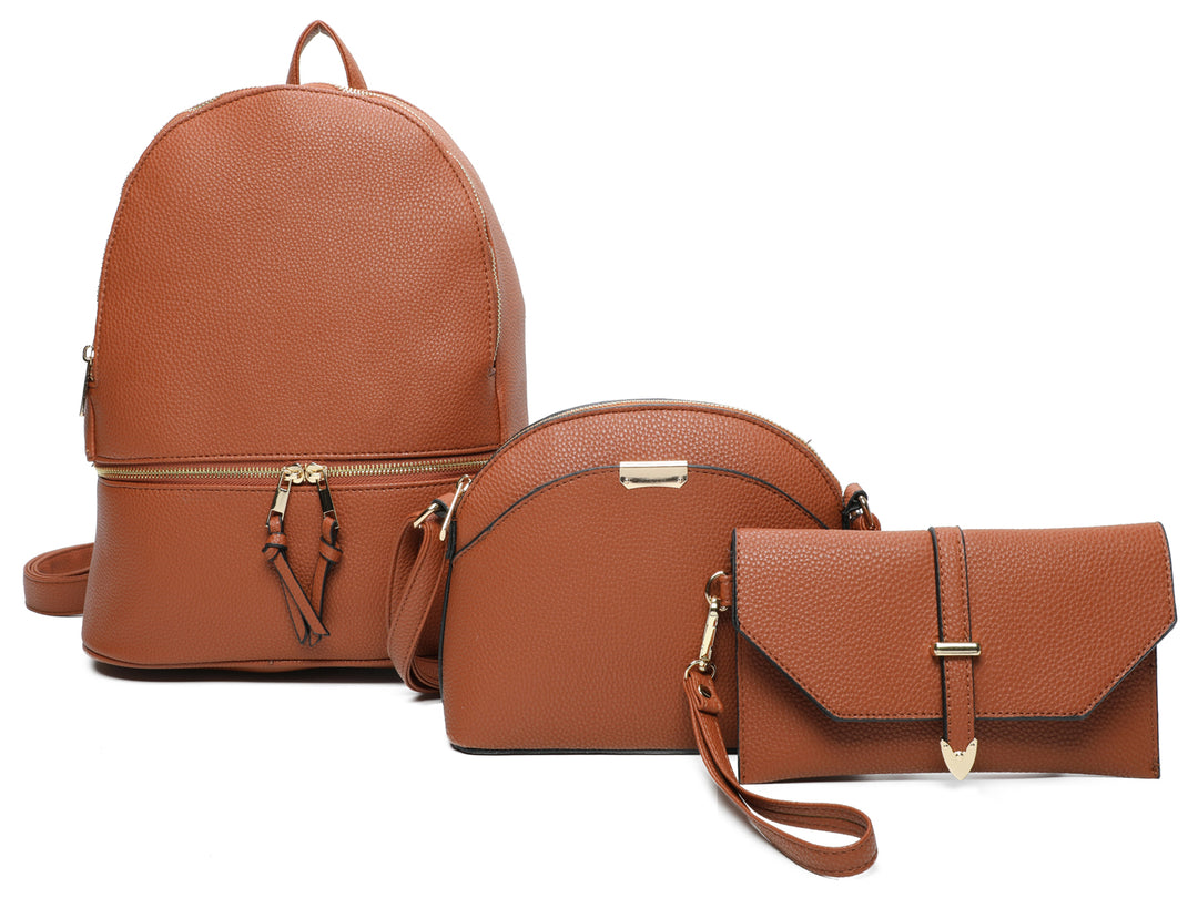 Set de tres bolsos color café marrón que incluye una mochila, un bolso de hombro y una cartera pequeña.