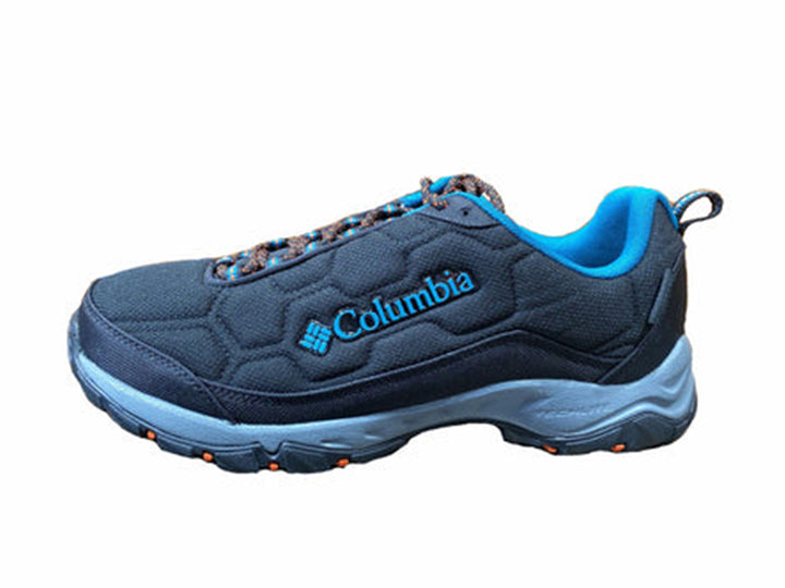 Zapato deportivo Columbia Firecamp III WP en color negro con detalles en azul y suela gris.