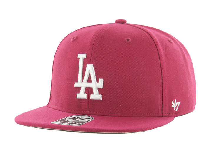 Gorra de béisbol color cardinal con visera plana y logotipo bordado de los Dodgers de Los Ángeles en blanco.