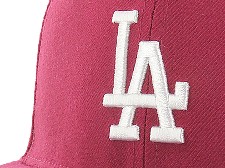 Gorra de béisbol color cardinal con visera plana y logotipo bordado de los Dodgers de Los Ángeles en blanco.