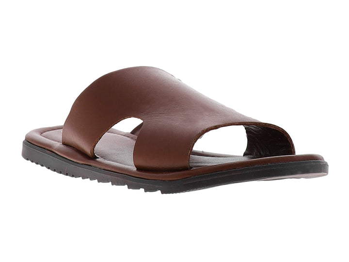 Sandalia de piel color café con suela negra para hombre.