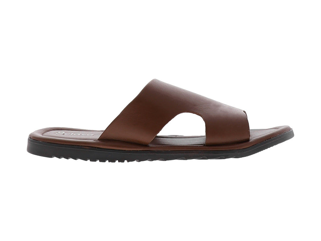 Sandalia de piel color café con suela negra para hombre.