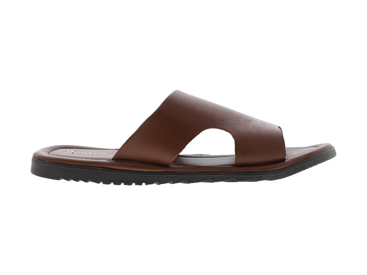 Sandalia de piel color café con suela negra para hombre.