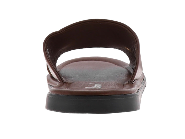 Sandalia de piel color café con suela negra para hombre.