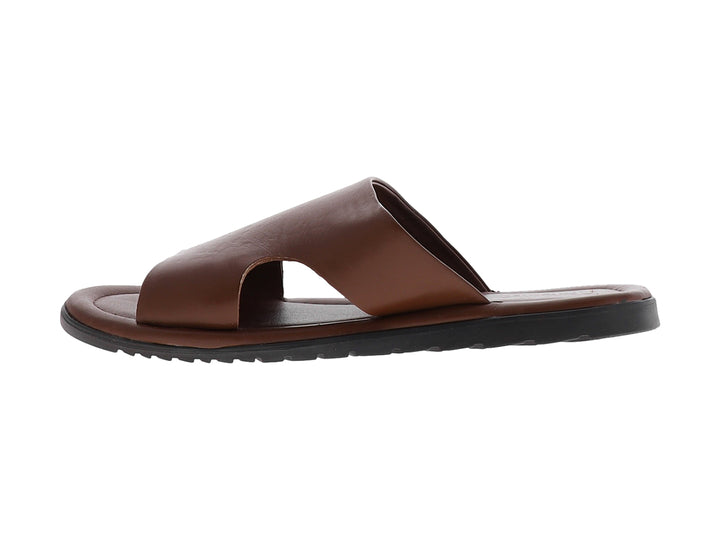 Sandalia de piel color café con suela negra para hombre.