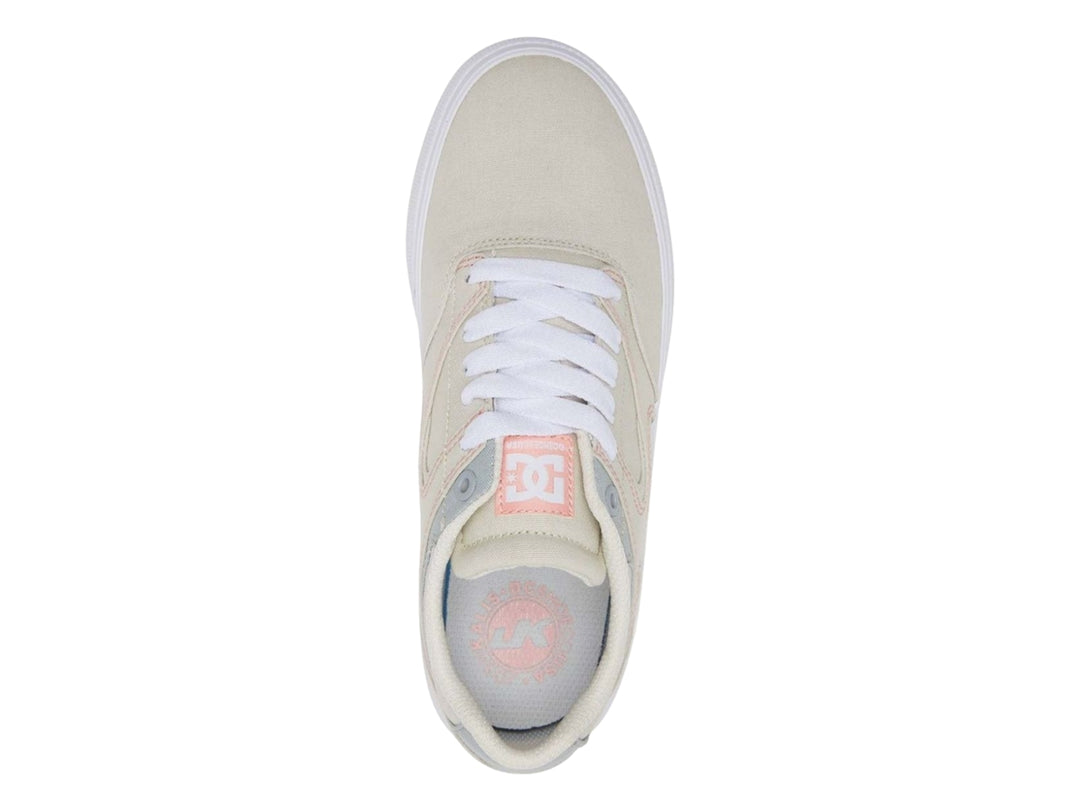 Tenis DC Shoes color beige con detalles en gris y costuras rosas, suela blanca, vista lateral.