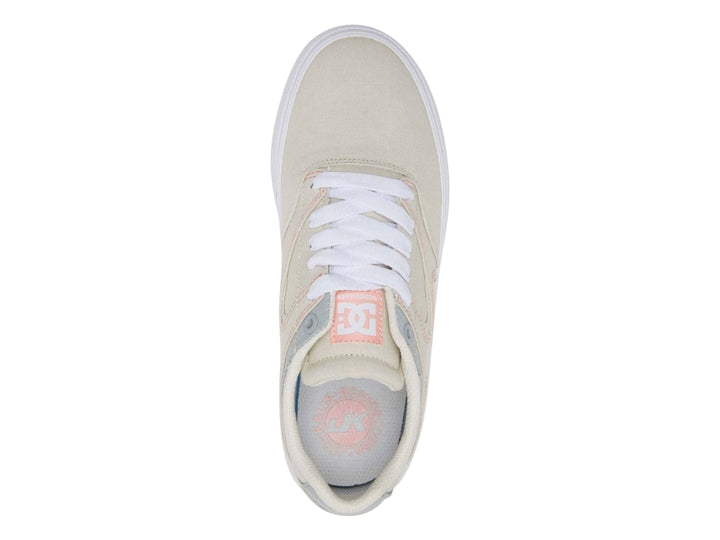 Tenis DC Shoes color beige con detalles en gris y costuras rosas, suela blanca, vista lateral.