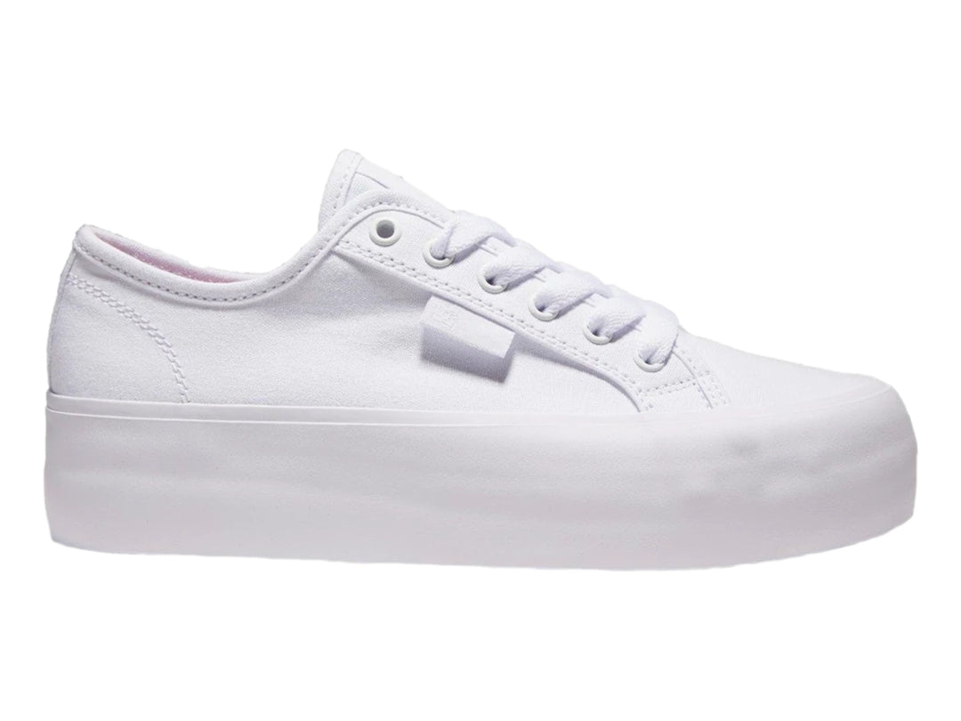 Tenis DC Shoes color blanco con suela de plataforma alta y agujetas blancas.