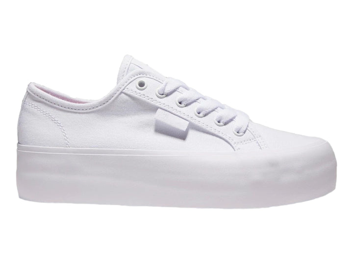 Tenis DC Shoes color blanco con suela de plataforma alta y agujetas blancas.