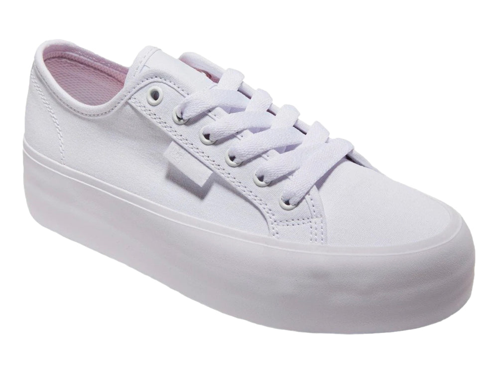 Tenis DC Shoes color blanco con suela de plataforma alta y agujetas blancas.