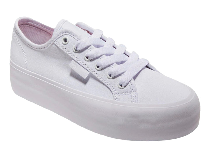 Tenis DC Shoes color blanco con suela de plataforma alta y agujetas blancas.