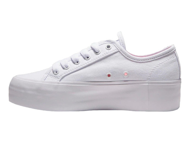 Tenis DC Shoes color blanco con suela de plataforma alta y agujetas blancas.