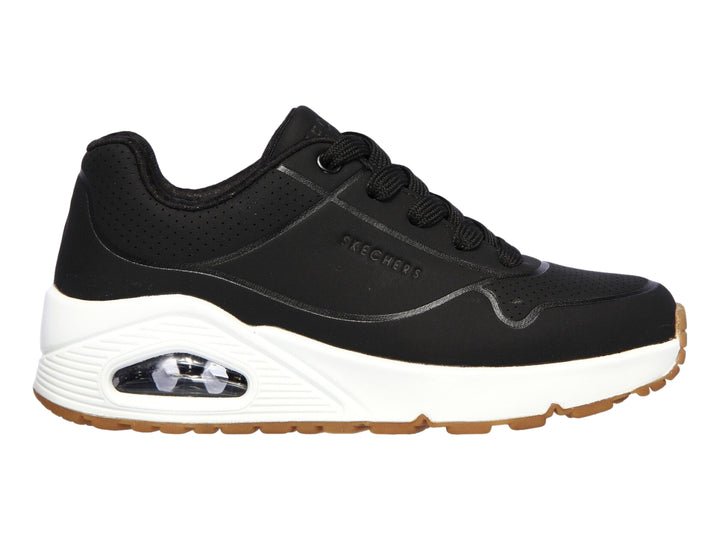 Tenis deportivos Skechers para niño en color negro con suela blanca y amortiguación de aire visible.
