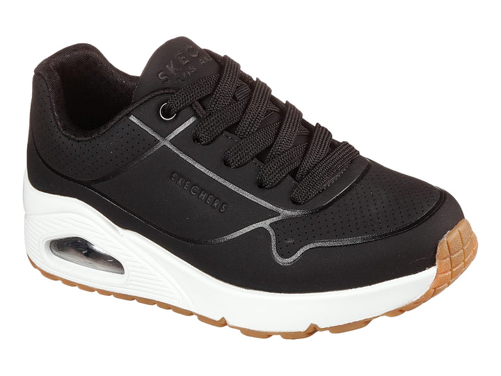 Tenis deportivos Skechers para niño en color negro con suela blanca y amortiguación de aire visible.