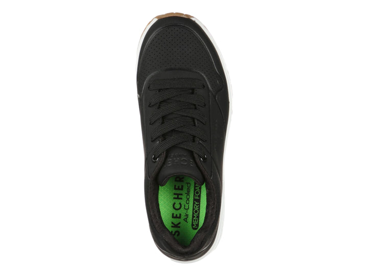 Tenis deportivos Skechers para niño en color negro con suela blanca y amortiguación de aire visible.