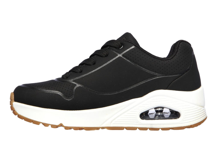 Tenis deportivos Skechers para niño en color negro con suela blanca y amortiguación de aire visible.