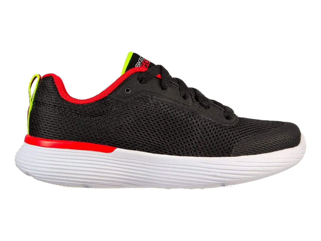 Tenis deportivos Skechers para niño en color negro con detalles en rojo y suela blanca.