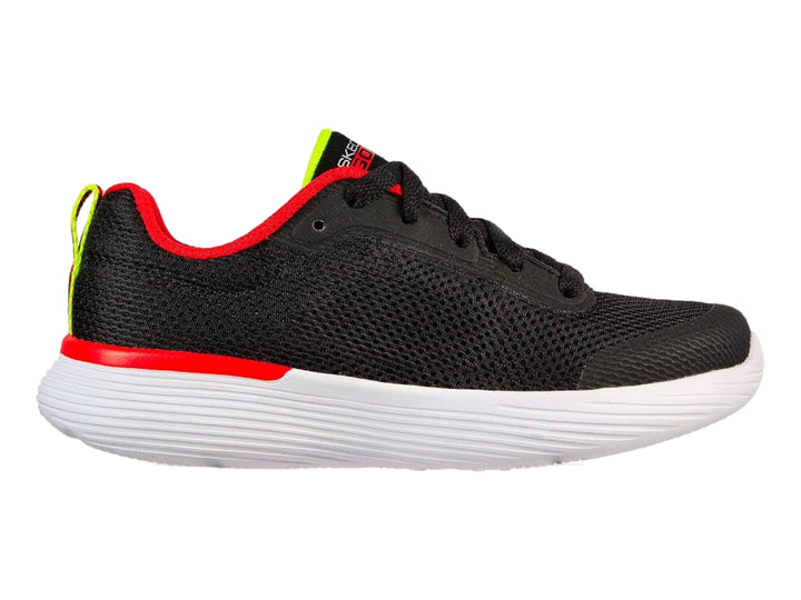 Tenis deportivos Skechers para niño en color negro con detalles en rojo y suela blanca.