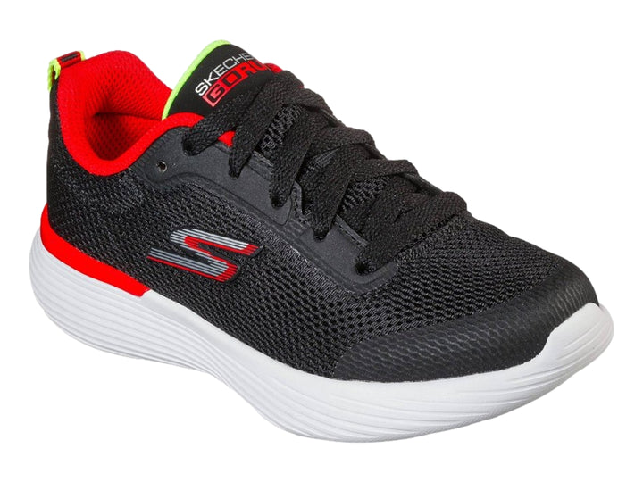Tenis deportivos Skechers para niño en color negro con detalles en rojo y suela blanca.