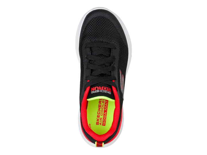 Tenis deportivos Skechers para niño en color negro con detalles en rojo y suela blanca.