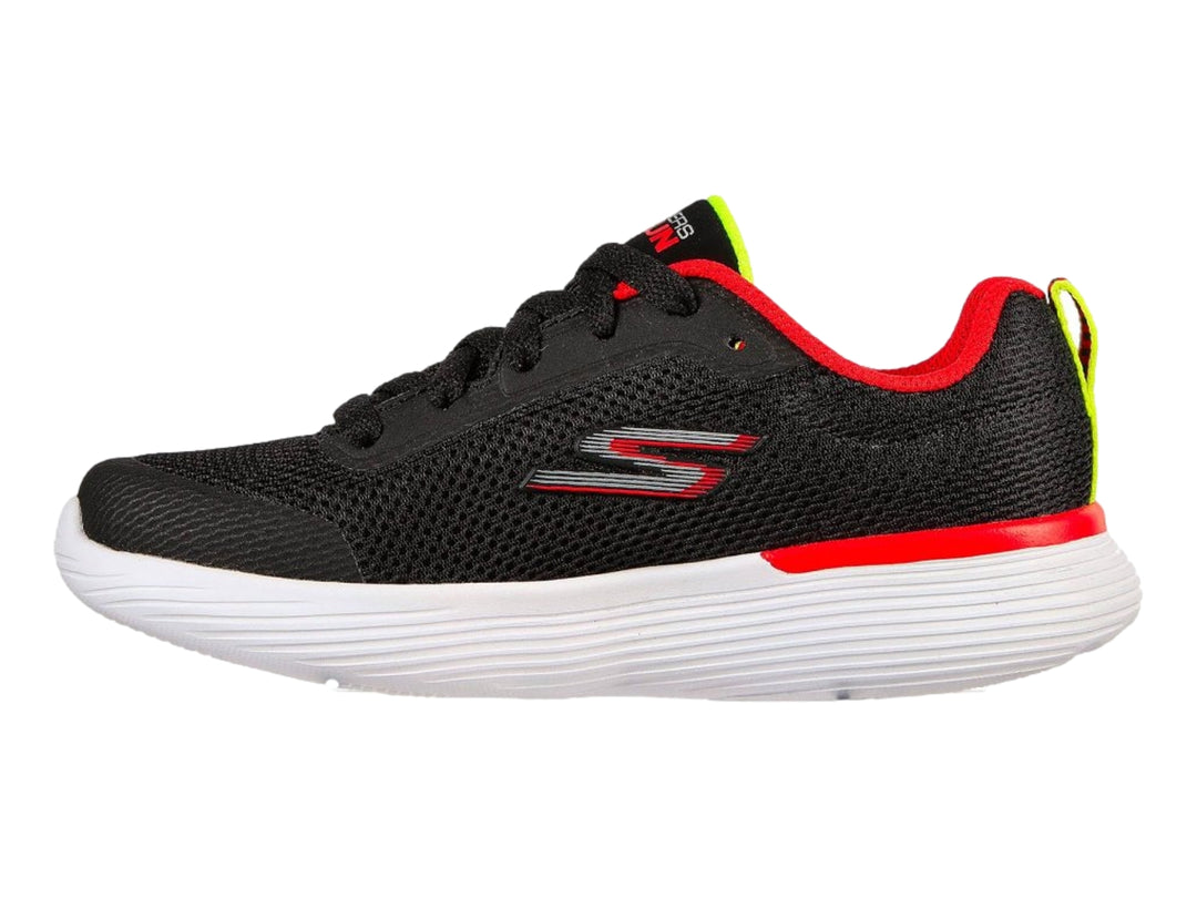 Tenis deportivos Skechers para niño en color negro con detalles en rojo y suela blanca.