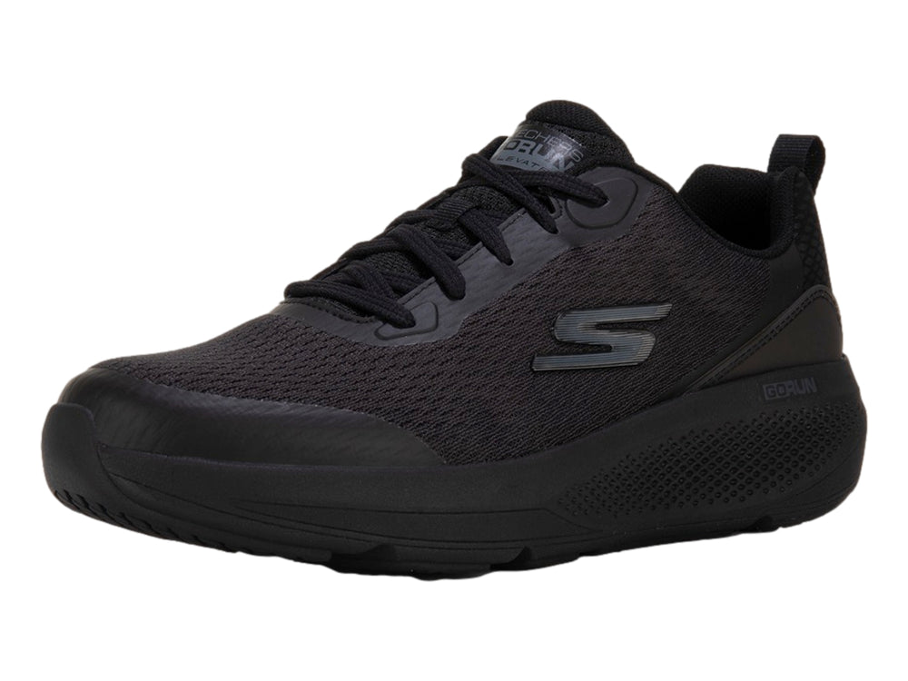 Tenis deportivos Skechers para hombre en color negro total con suela texturizada.