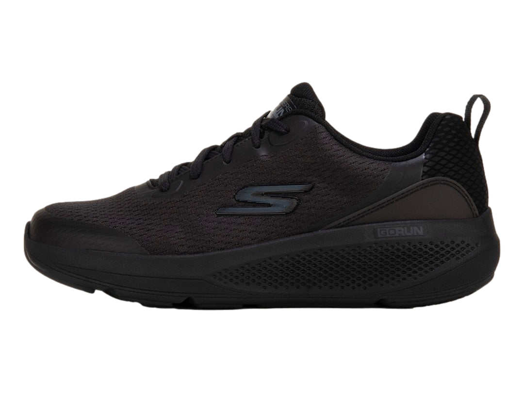 Tenis deportivos Skechers para hombre en color negro total con suela texturizada.