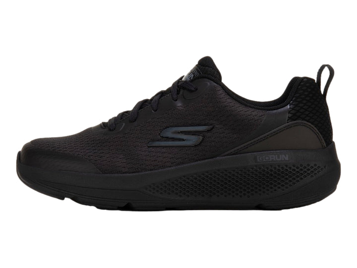 Tenis deportivos Skechers para hombre en color negro total con suela texturizada.