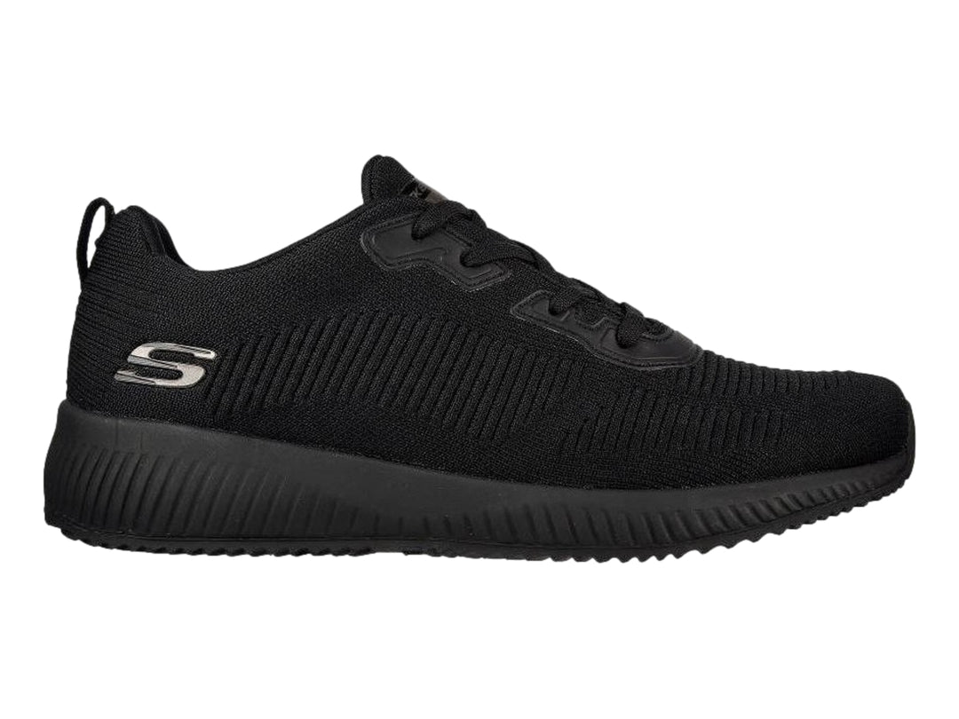 Tenis deportivos Skechers color negro con tejido transpirable y suela a juego.